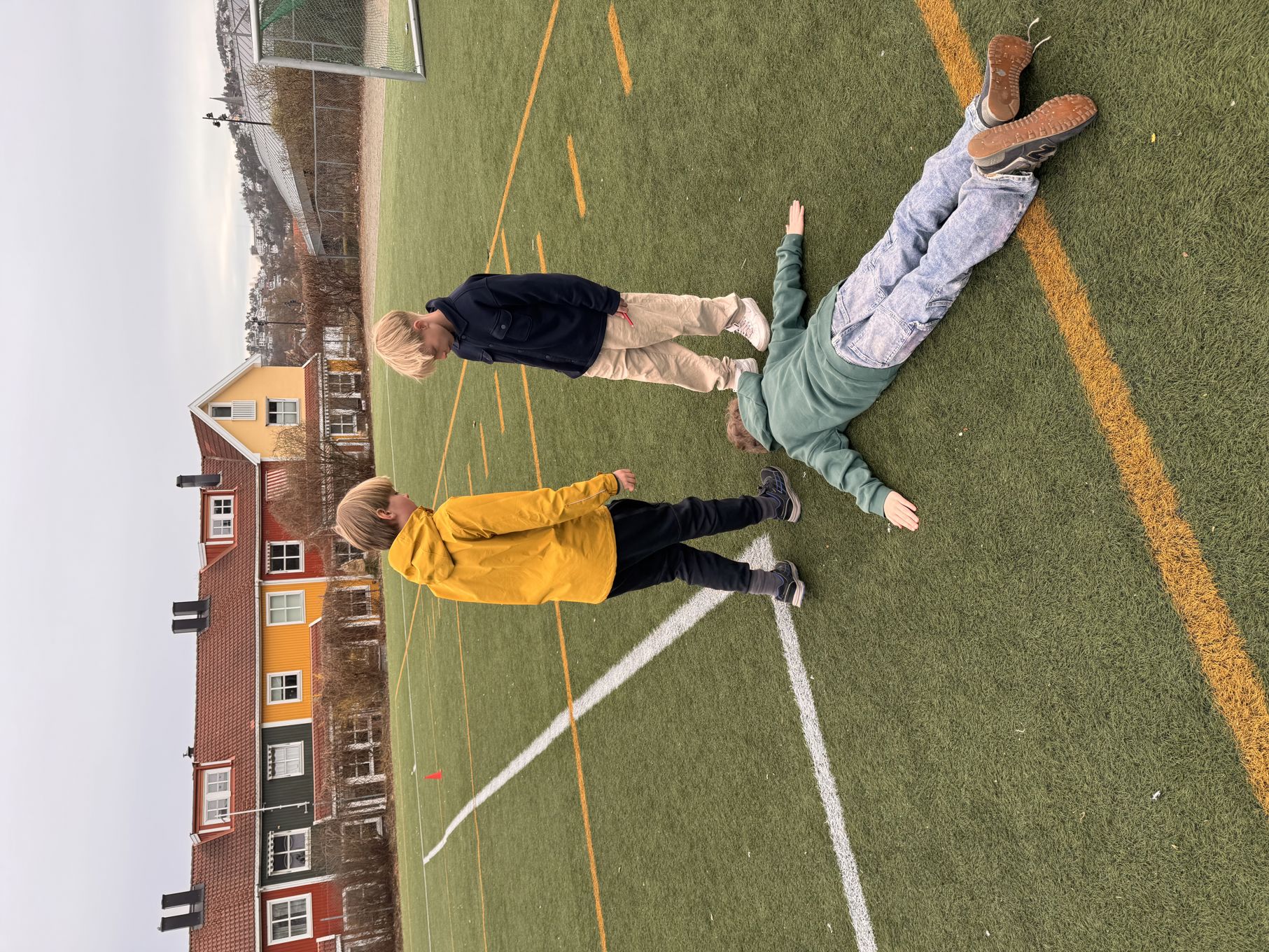 En gruppe mennesker på en fotballbane