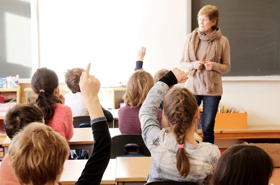 Elever arbeider i klasserom. (Foto: Heidi M. Skjebstad)