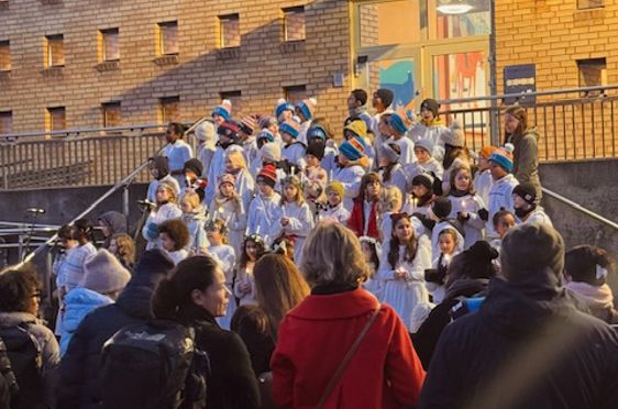 En folkemengde utenfor