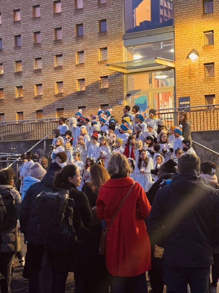 En folkemengde utenfor