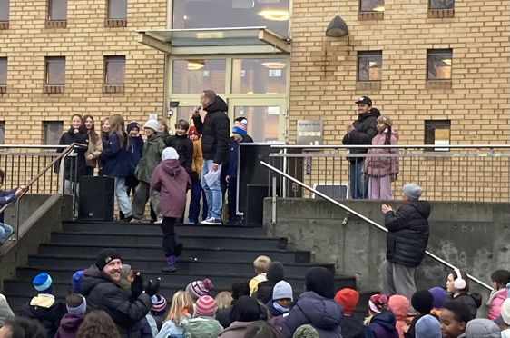 En gruppe mennesker i trappen