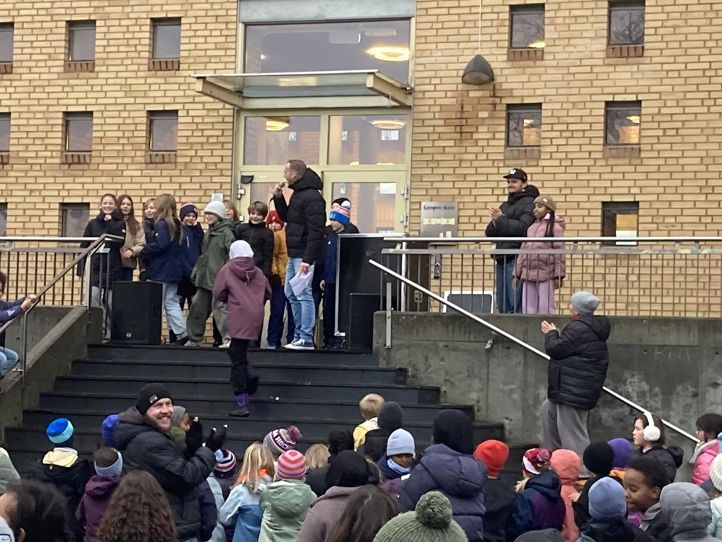 En gruppe mennesker i trappen