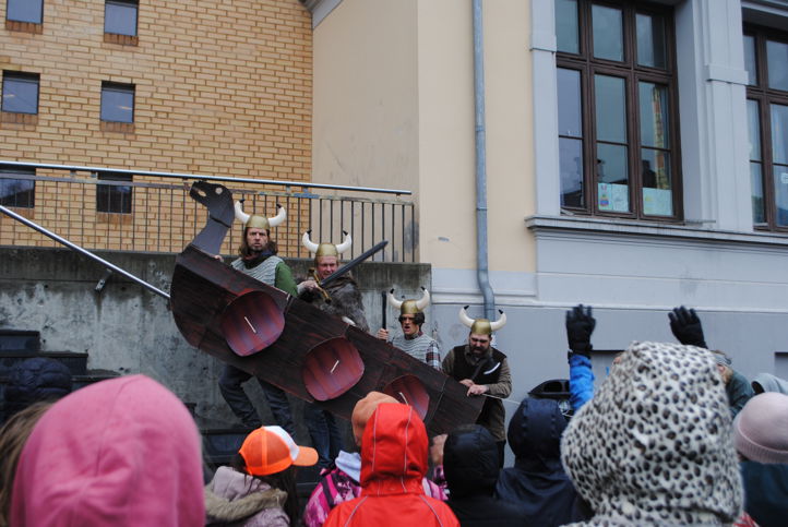 Lærere kledd som vikinger