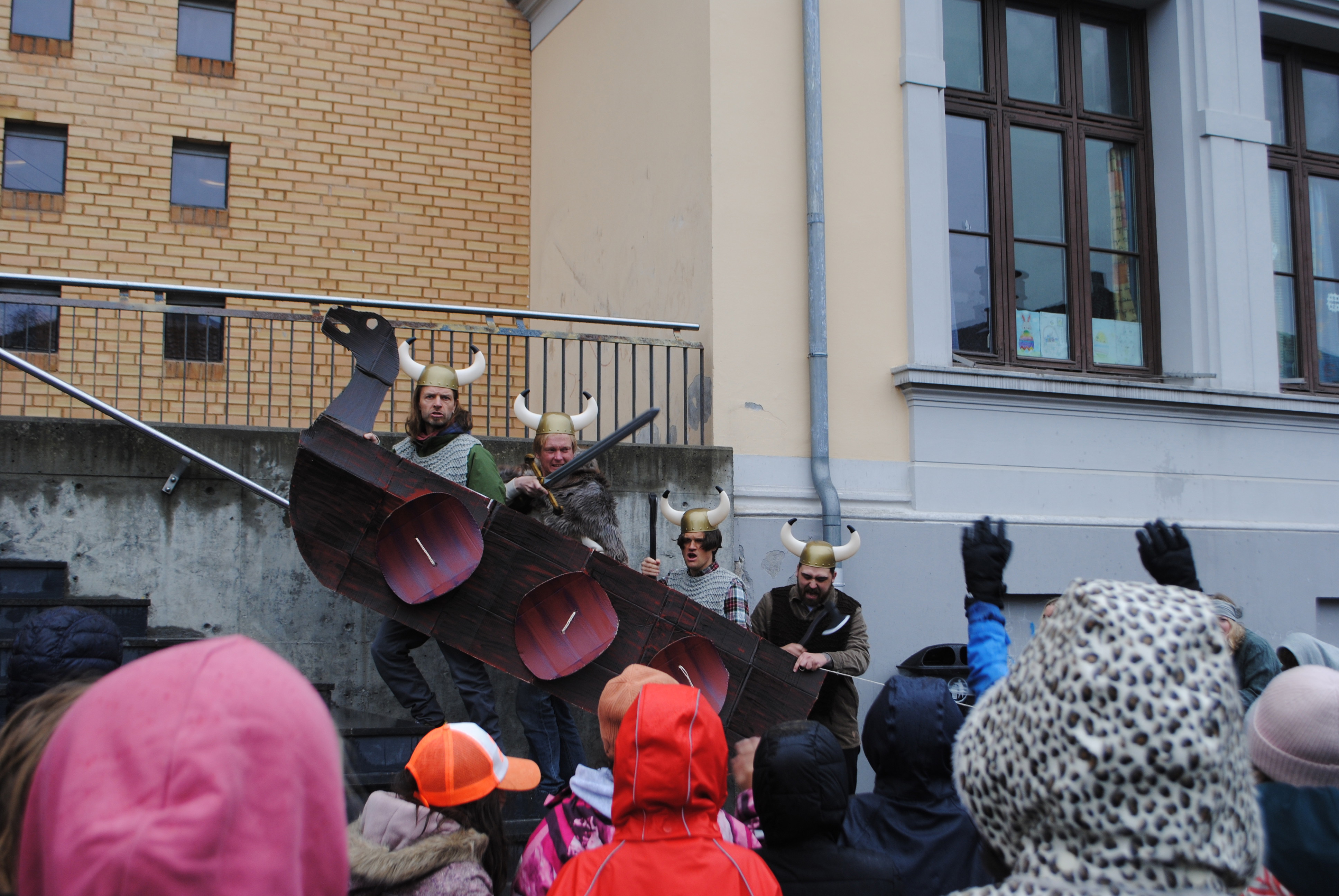 Foto: Maja Sætre Sollien Lærere kledd som vikinger