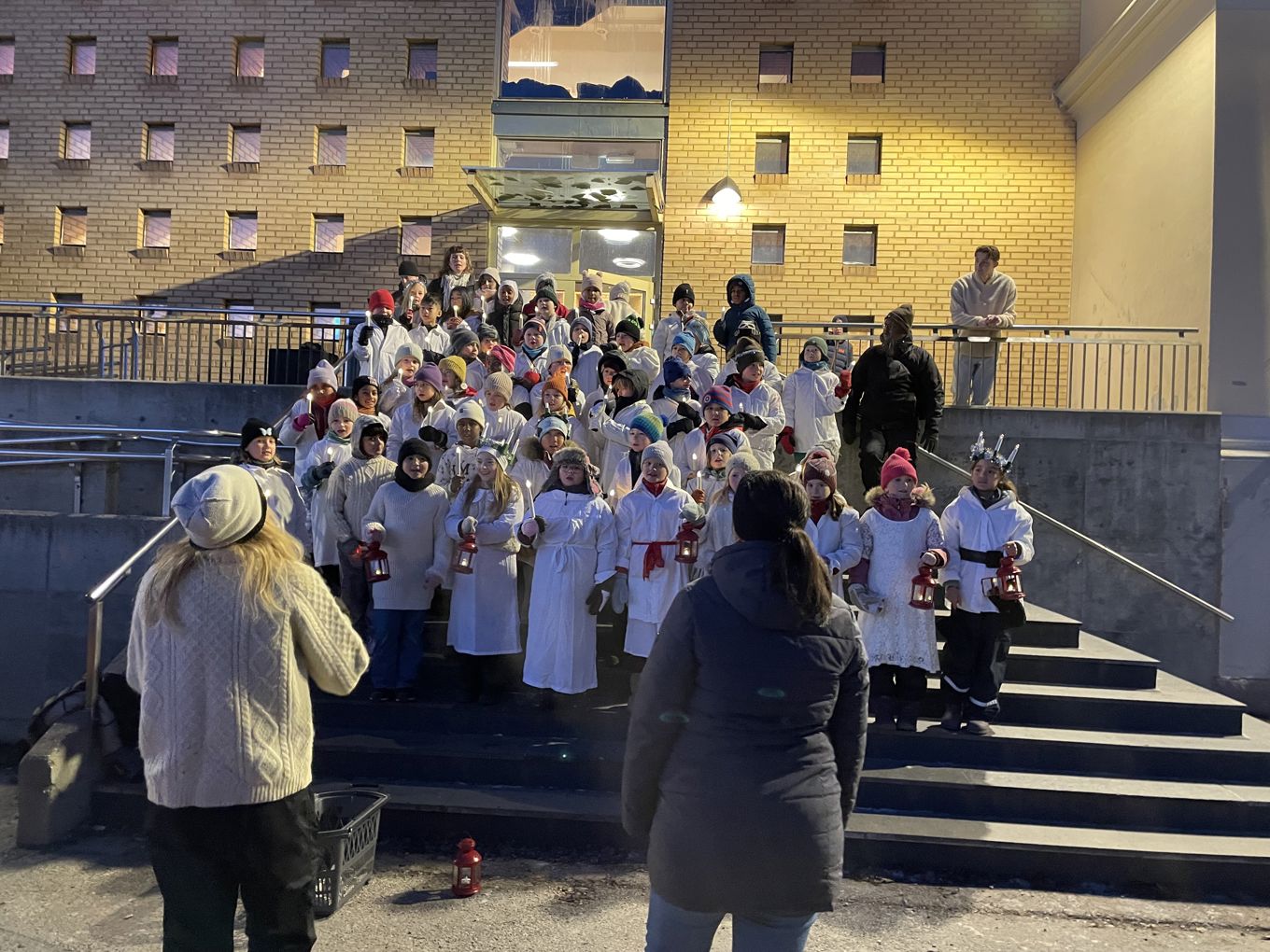 Lucia-sang fra 3.trinn på skoletrappa