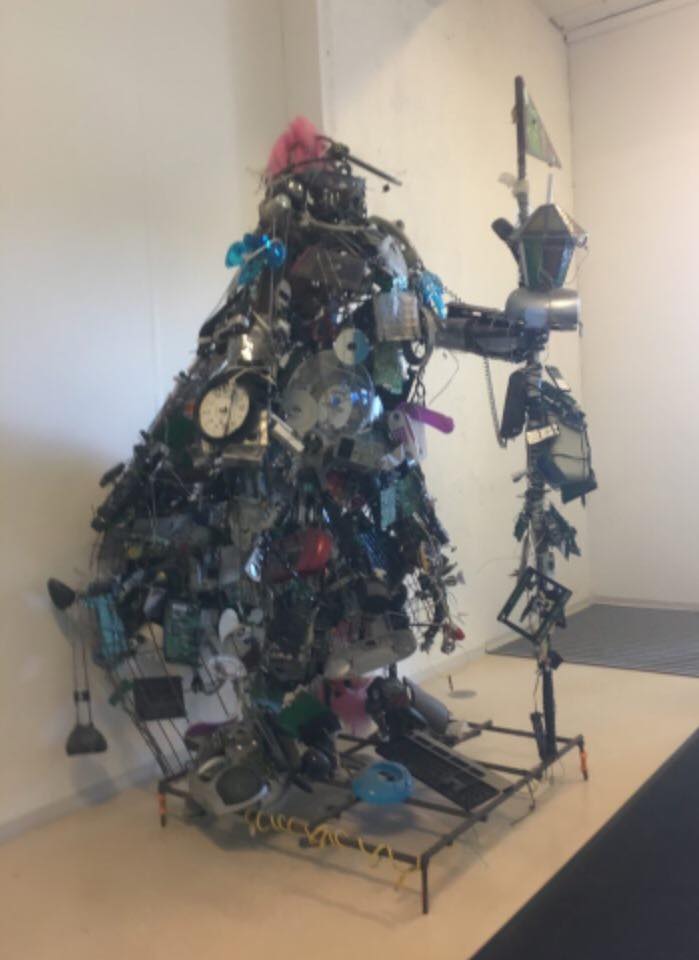 Elektromonsteret som står stilt ut på Haraldrudanlegget. Laget av elektrisk avfall