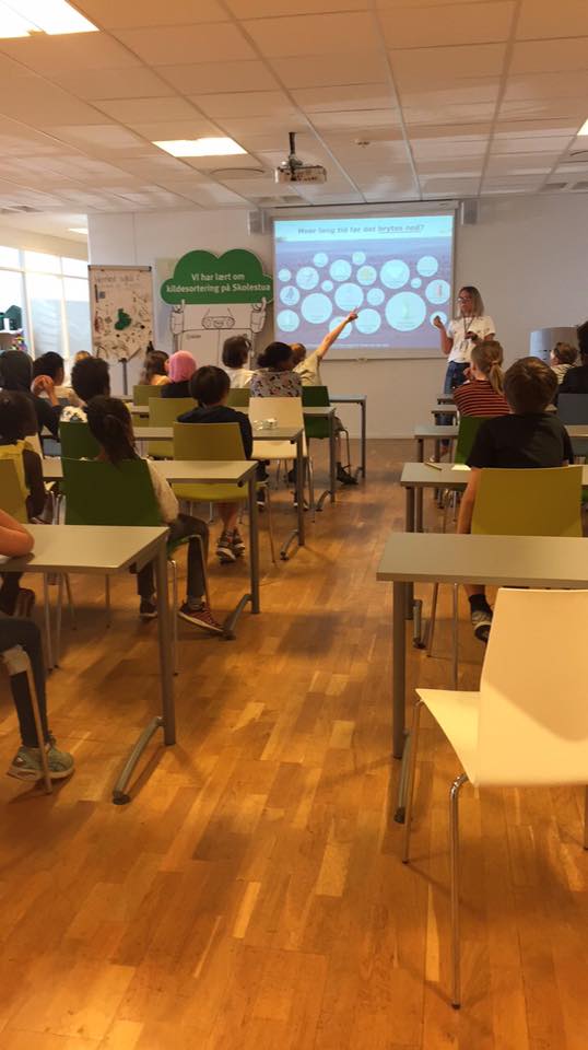 Journalistene på foredrag om plast og annen kildesortering