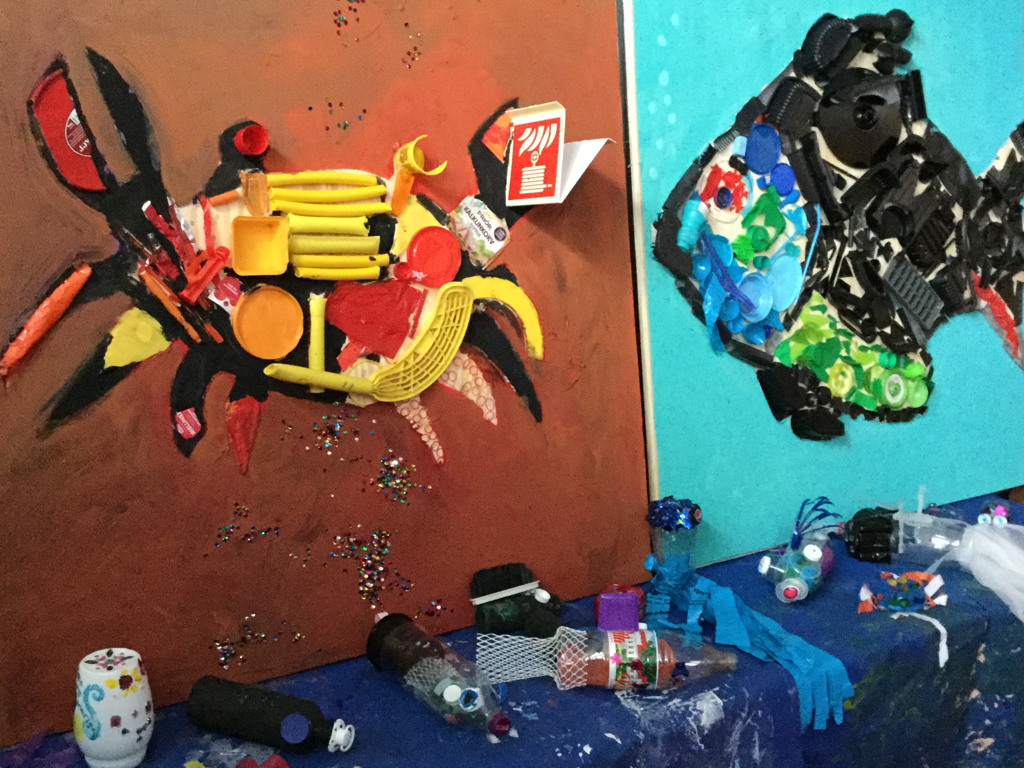 Krabbe og fisk laget av plast