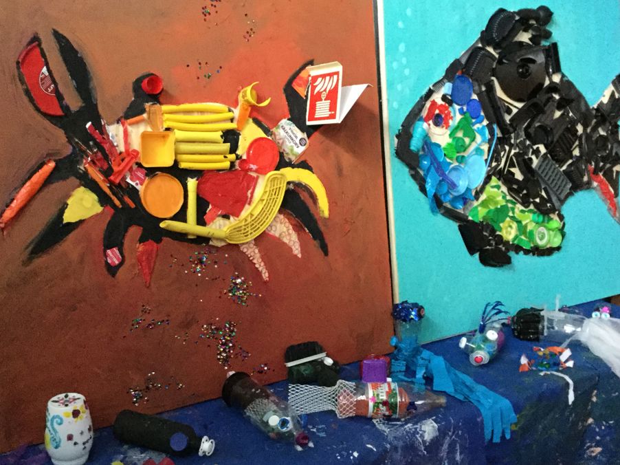 Krabbe og fisk laget av plast