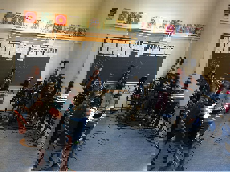 Musikkgruppa øver i vei!