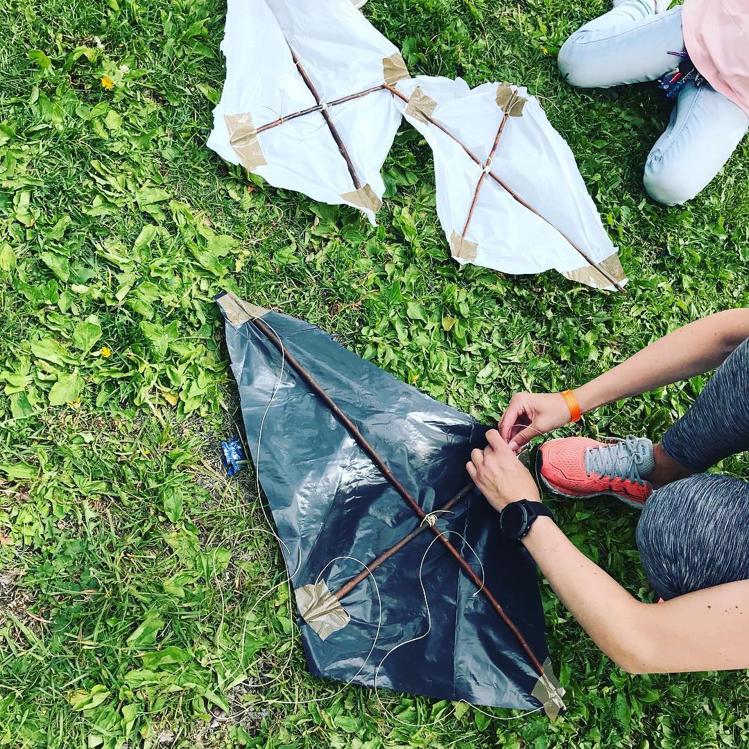 Turgruppa UT flyr drager laget av gamle søppelsekker