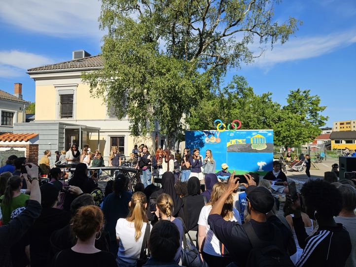 en gruppe mennesker som ser på et band på scenen