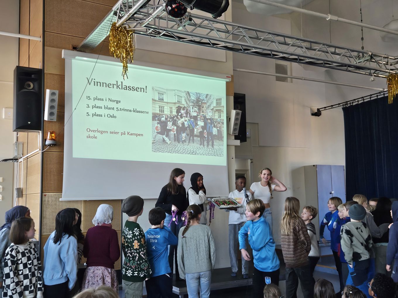 en gruppe mennesker som står foran en skjerm