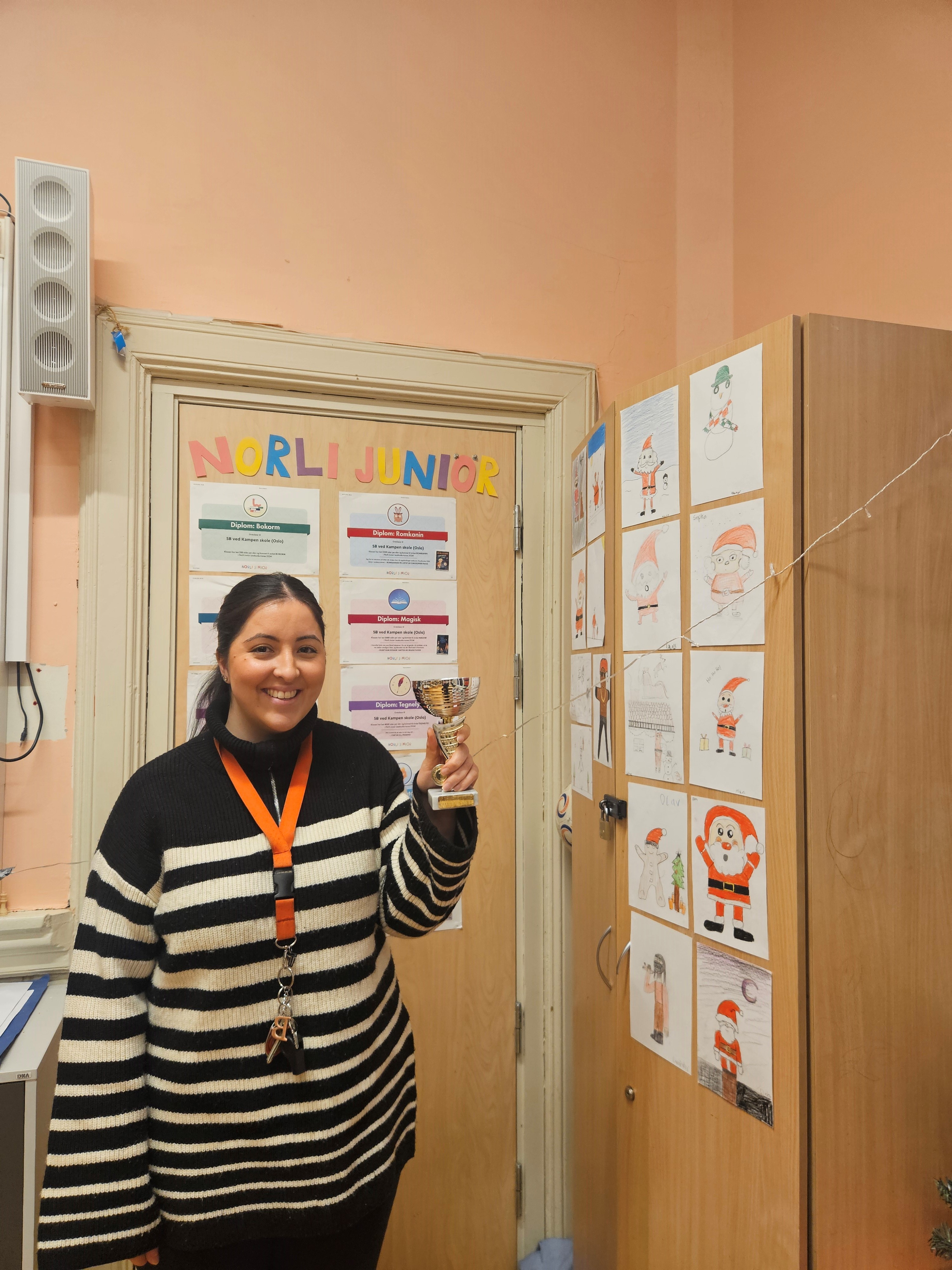 en person som holder en tusj