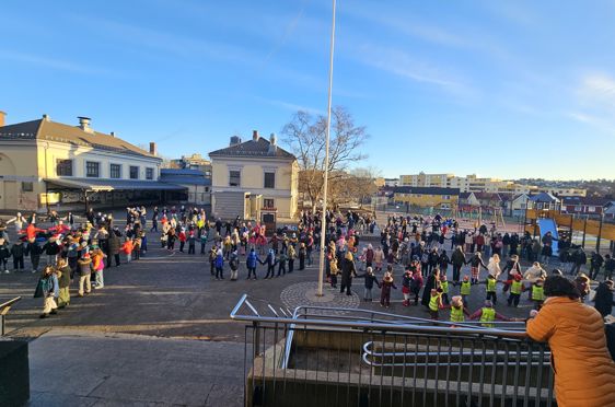 En mengde mennesker på et torg