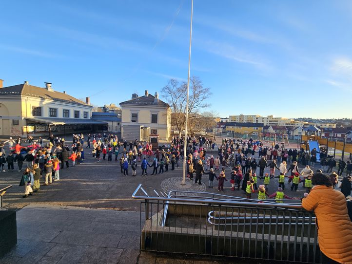 En mengde mennesker på et torg