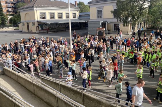 en mengde mennesker på en gate