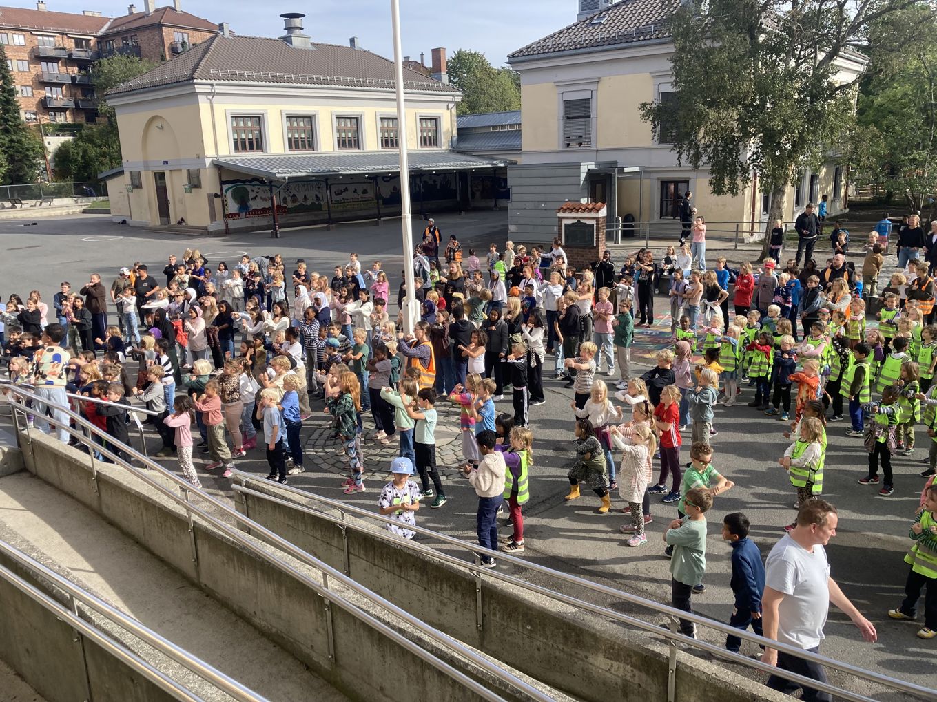 en mengde mennesker på en gate en mengde mennesker på en gate