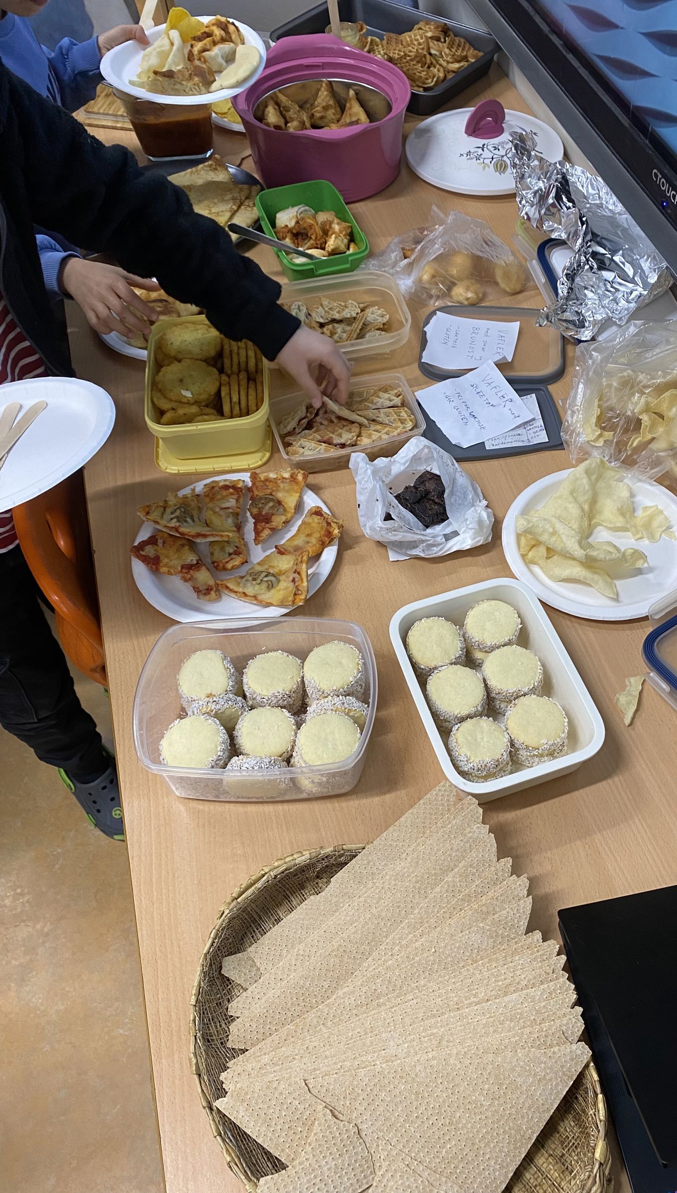 en person som lager mat på et bord