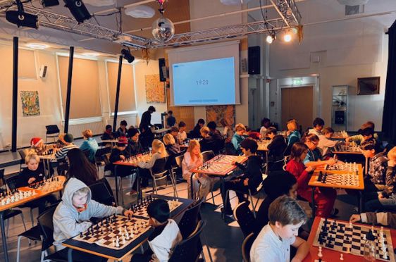 en gruppe mennesker som sitter ved bord