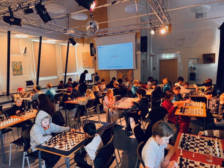 en gruppe mennesker som sitter ved bord