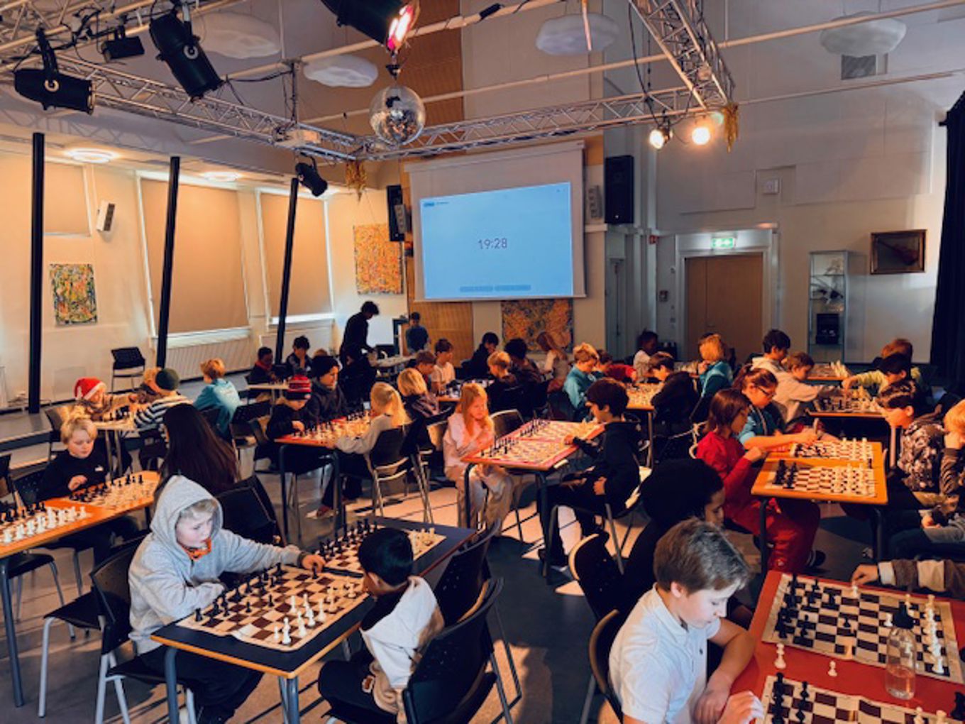 en gruppe mennesker som sitter ved bord en gruppe mennesker som sitter ved bord