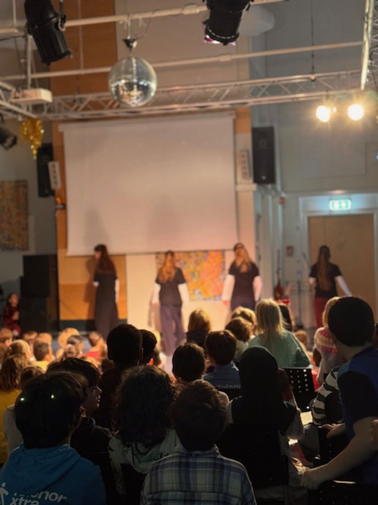 en gruppe mennesker på en scene