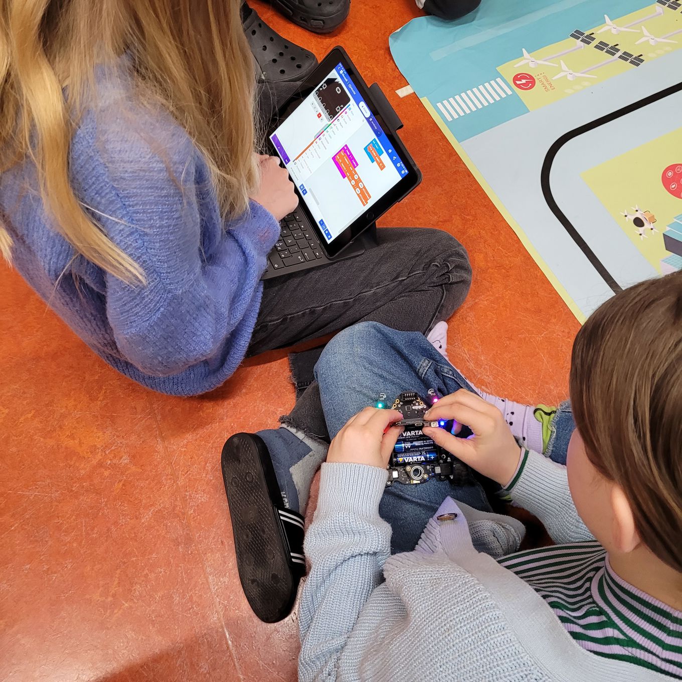 Elever programmerer micro:bit og bit:bot